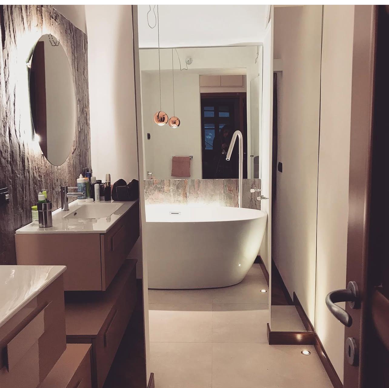 Bagno progettato dallo studio, vasca freestanding e marmo rosato