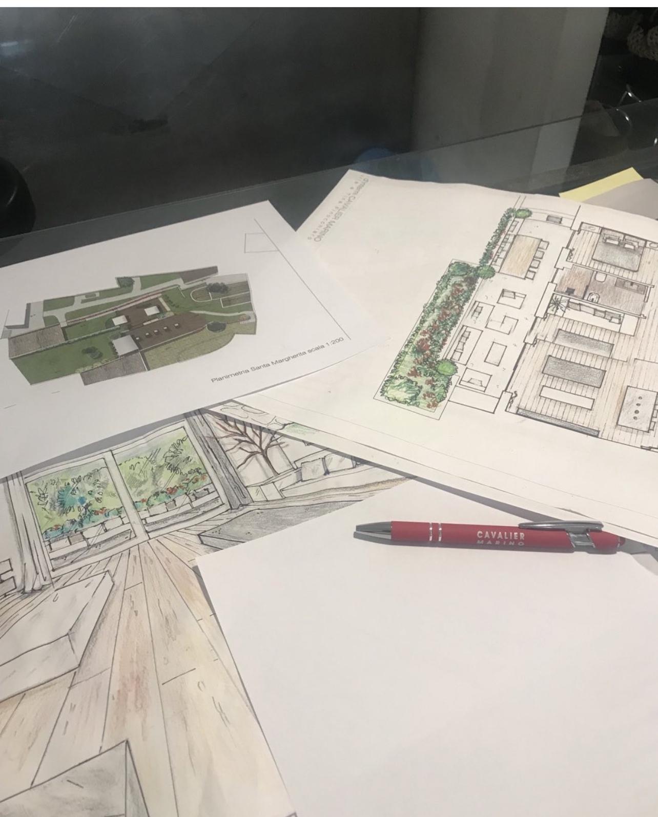 Planimetrie e schizzi a mano di un progetto dello studio